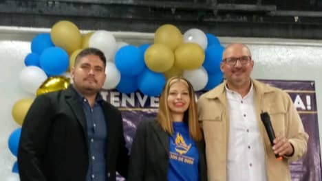 Pastor José Antonio Pérez enseñando